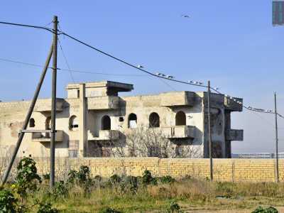 Primo piano su una palazzina occupata da rom